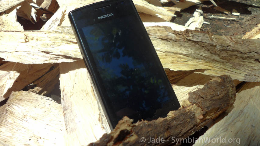 http://symbianworld.org/wp-content/uploads/2011/10/Nokia-500-Black-with-Blue-cover-2.jpg
