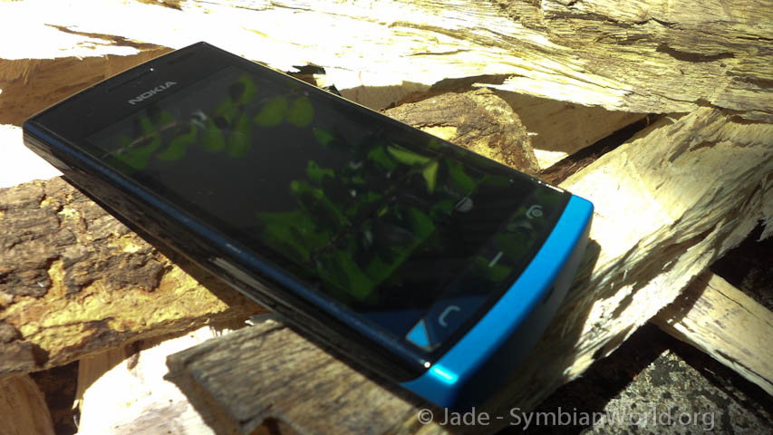http://symbianworld.org/wp-content/uploads/2011/10/Nokia-500-Black-with-Blue-cover-6.jpg